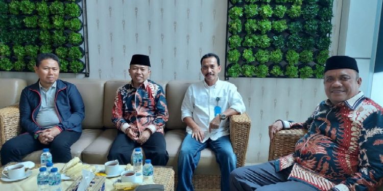 Penjabat Gubernur Gorontalo Hamka Hendra Noer saat bertemu Sekretaris Jenderal Kementerian Agama RI Nizar Ali di Bandara Djalaludin Gorontalo, Sabtu (6/3/2023). Dalam pertemuan ini Hamka menyampaikan permohonan dukungan usulan prioritas penetapan Bandara Djalaludin menjadi embarkasi/debarkasi haji.