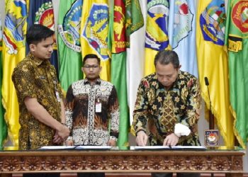 Ismail Pakaya (kanan) saat mengikuti geladi pelantikan Penjabat Gubernur Gorontalo bertempat di Sasana Bhakti Praja, Kemendagri, Jakarta, Kamis (11/5/2023). Staf Ahli Bidang Sosial,Politik dan Kebijakan Publik Kementerian Ketenagakerjaan itu rencananya akan dilantik bersama Zudan Arif Fakrulloh sebagai Penjagub Sulawesi Barat. (FOTO: Isam – Diskominfotik).