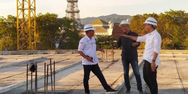 Kepala Dinas Perindustrian dan Perdagangan Kabupaten Gorontalo, Viktor Lasiku saat meninjau pembangunan shoping centre limboto. (Foto: Abin/Gopos)