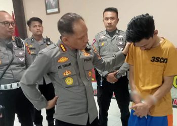 Kapolresta Gorontalo Kota, Kombes Pol Ade Permana mewancarai Rizky tersangka tabrak lari di Jl. Madura, Kota Gorontalo.(sar/gopos)