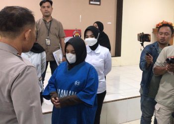 Tante Ika resmi dijadikan tersangka sekaligus ditahan Polresta Gorontalo Kota, Senin (8/5/2023).(F. Rama/gopos)