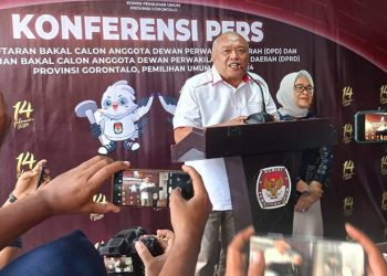 Mantan Wakil Bupati Gorontalo, Tonny Junus,  melakukan konferensi pers usai mendaftar di KPU Provinsi Gorontalo sebagai bakal calon anggota DPD, Senin (8/5/2023).(hasan/gopos)