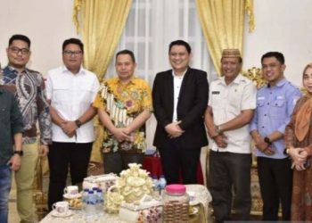 Gubernur Gorontalo, Ismail Pakaya didampingi Kepala Dinas Koperasi UMK Perindustrian dan Perdagangan Pemprov Gorontalo, Risjon Sunge, melakukan pertemuan dengan pemilik Toko Daring Beli UMKM. (ANTARA/Susanti Sako)