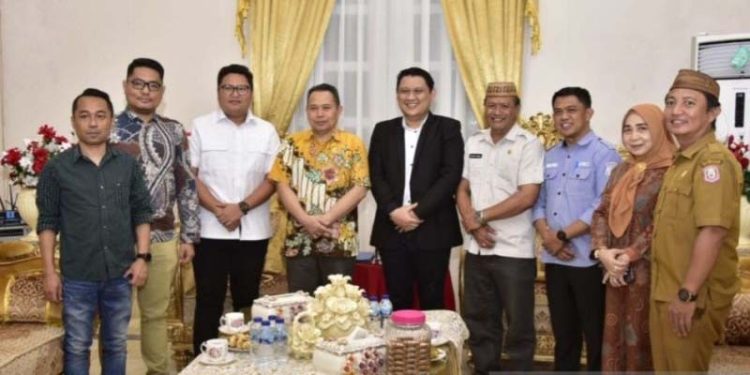 Gubernur Gorontalo, Ismail Pakaya didampingi Kepala Dinas Koperasi UMK Perindustrian dan Perdagangan Pemprov Gorontalo, Risjon Sunge, melakukan pertemuan dengan pemilik Toko Daring Beli UMKM. (ANTARA/Susanti Sako)