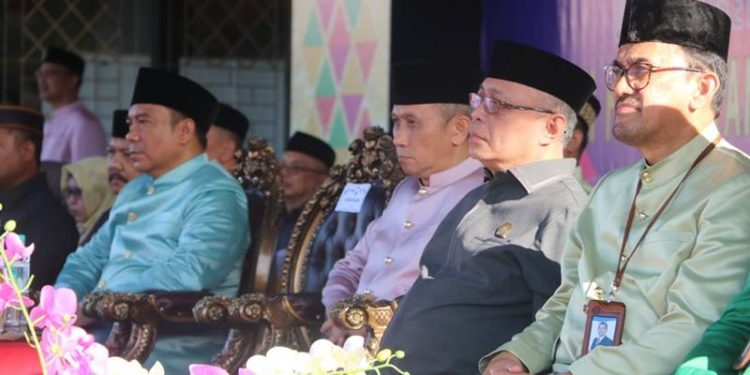 Wakil Ketua DPRD Provinsi Gorontalo, Sofyan Puhi saat menghadiri upacara Hardiknas 2023 tingkat Provinsi Gorontalo, Selasa (2/5/2023) (hms/deprov)