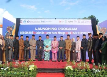 Pejabat Lingkungan Pemprov Gorontalo berpose bersama usai upacara Hardikas 2023, Selasa (2/5/2023) (hms/deprov)