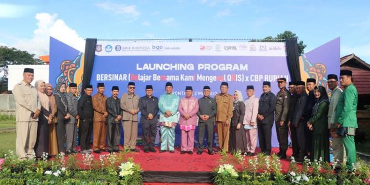 Pejabat Lingkungan Pemprov Gorontalo berpose bersama usai upacara Hardikas 2023, Selasa (2/5/2023) (hms/deprov)