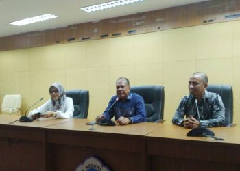 Ketua Senat UNG Prof. Dr. Rauf Hatu, M.Si (tengah) didampingi panitia pemilihan rektor ung melaksanakan konferensi pers mengenai jadwal tahapan pemilihan rektor ung, Kamis (4/5/2023) (muhajir/gopos)