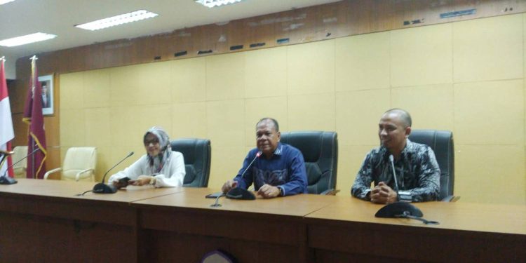 Ketua Senat UNG Prof. Dr. Rauf Hatu, M.Si (tengah) didampingi panitia pemilihan rektor ung melaksanakan konferensi pers mengenai jadwal tahapan pemilihan rektor ung, Kamis (4/5/2023) (muhajir/gopos)