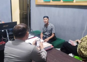 Keluarga Azkadina Thalitha Bandha melaporkan kejadian hilangnya anak usia 6 tahun tersebut di Polsek Kota Tengah, Kamis (4/5/2023) (muhajir/gopos)