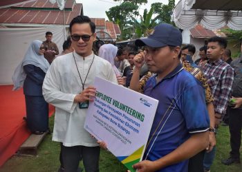 Kepala BPJS Ketenagakerjaan Cabang Gorontalo, Arif Budiman saat menyerahkan secara simbolis bantuan dukungan percepatan penurunan stunting dan kemiskinan ekstrem di Desa Bongoime, Kecamatan Tilongkabila, Jumat (5/5/2023). (Foto Indra/Gopos)