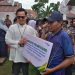 Kepala BPJS Ketenagakerjaan Cabang Gorontalo, Arif Budiman saat menyerahkan secara simbolis bantuan dukungan percepatan penurunan stunting dan kemiskinan ekstrem di Desa Bongoime, Kecamatan Tilongkabila, Jumat (5/5/2023). (Foto Indra/Gopos)