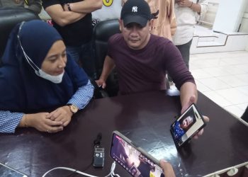 Kasat Reskrim Polres Gorontalo Kota Kompol Leonardo Widharta bersama ibu korban.
