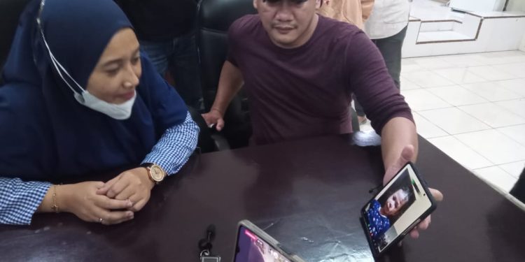 Kasat Reskrim Polres Gorontalo Kota Kompol Leonardo Widharta bersama ibu korban.