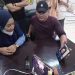 Kasat Reskrim Polres Gorontalo Kota Kompol Leonardo Widharta bersama ibu korban.