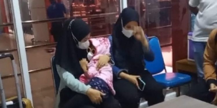 Bocah yang dilaporkan hilang akhirnya tiba di bandara Djalaludin Gorontalo, Sabtu (6/5/2023). (f. istimewa)