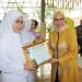 Ketua GOW Bone Bolango, Merlan S. Uloli saat menyerahkan piagam penghargaan Kartini Award kepada 14 perempuan tangguh pada Puncak Peringatan Hari Kartini, Selasa (9/5/2023). (Foto Yudi/Sespri Wabup)