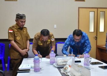 Bupati Pohuwato Saipul Mbuinga saat menyaksikan penandatanganan kerjasama antara Pemkab Pohuwato dengan Kanwil DJPb Provinsi Gorontalo, Selasa (9/5/2023).