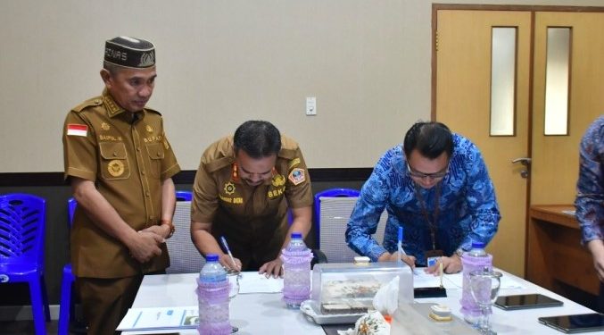 Bupati Pohuwato Saipul Mbuinga saat menyaksikan penandatanganan kerjasama antara Pemkab Pohuwato dengan Kanwil DJPb Provinsi Gorontalo, Selasa (9/5/2023).
