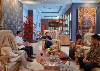 Deputi Direktur Wilayah Sulama BPJS Ketenagakerjaan, Mintje Wattu yang didampingi oleh Kepala BPJS Ketenagakerjaan Cabang Gorontalo, Arif Budiman saat bertemu dengan Bupati Hamim Pou dikediaman pribadi Bupati, Rabu (10/5/2023). (Foto Aisiyah/Magang Diskominfo)