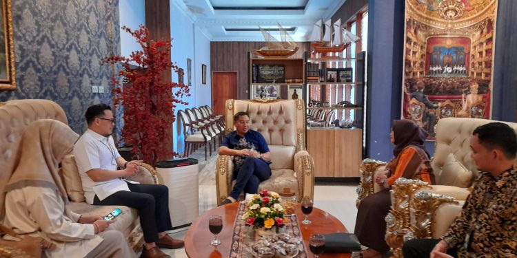 Deputi Direktur Wilayah Sulama BPJS Ketenagakerjaan, Mintje Wattu yang didampingi oleh Kepala BPJS Ketenagakerjaan Cabang Gorontalo, Arif Budiman saat bertemu dengan Bupati Hamim Pou dikediaman pribadi Bupati, Rabu (10/5/2023). (Foto Aisiyah/Magang Diskominfo)