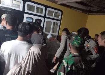 Tim Inafis dibantu Babinsa dan masyarakat setempat saat mengecek kondisi korban di rumahnya di Desa Bubeya, Kecamatan Suwawa, Bone Bolango, Rabu (10/5/2023). (f. istimewa)