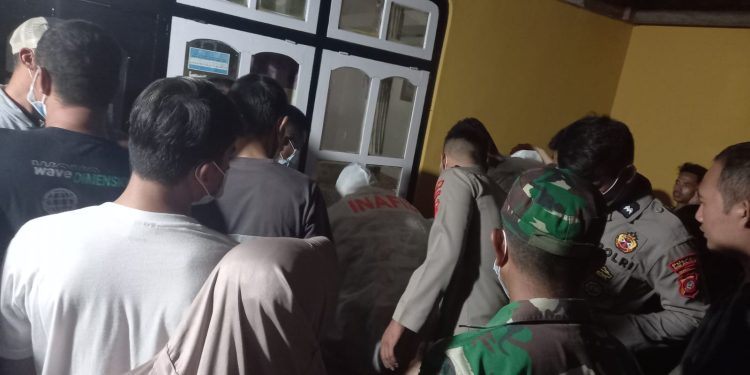 Tim Inafis dibantu Babinsa dan masyarakat setempat saat mengecek kondisi korban di rumahnya di Desa Bubeya, Kecamatan Suwawa, Bone Bolango, Rabu (10/5/2023). (f. istimewa)