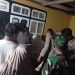Tim Inafis dibantu Babinsa dan masyarakat setempat saat mengecek kondisi korban di rumahnya di Desa Bubeya, Kecamatan Suwawa, Bone Bolango, Rabu (10/5/2023). (f. istimewa)