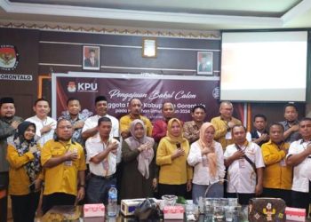 Hanura Kabupaten Gorontalo berpose bersama jajaran KPU Kabupaten Gorontalo saat menyerahkan berkas bakal calon DPRD Kabupaten Gorontalo, Ahad (14/5/2023) (muhajir/gopos)