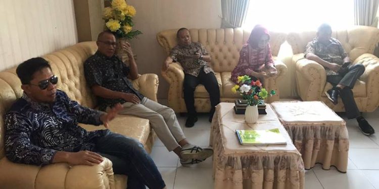 Jajaran Anggota Komisi I Deprov Gorontalo melakukan kunjungan kerja di SMAN 1 Marisa dalam rangka evaluasi perekaman E-KTP di sekolah (istimewa)