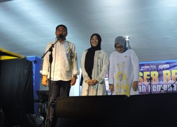 Bupati Hamim Pou didampingi Ketua TP PKK Lolly Pou Yunus dan Nazwa Pou saat memberikan sambutan pada konser religi yang digelar di Lapangan Ippot Tapa, Senin (15/5/2023) malam. (Foto Istimewa)