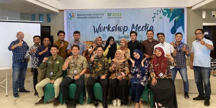 Jajaran BPS Provinsi Gorontalo bersama awak media peserta workshop media, Selasa (16/5/2023) (dok. bps)