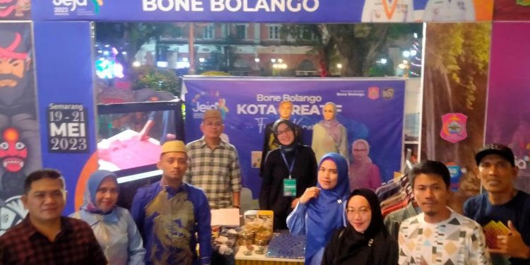 Komite Ekonomi Kreatif (Kekraf) Bone Bolango saat mengambil bagian pada pameran UMKM di Semarak Jejaring Kabupaten/Kota Kreatif Indonesia 2023 yang digelar di Kota Lama Semarang, Jawa Tengah. (Foto Istimewa)