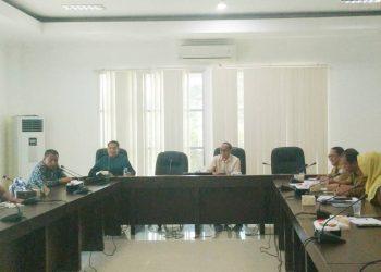 Rapat Bapemperda Deprov Gorontalo bersama Biro Hukum Pemprov Gorontalo, Senin (22/5/2023). (muhajir/gopos)