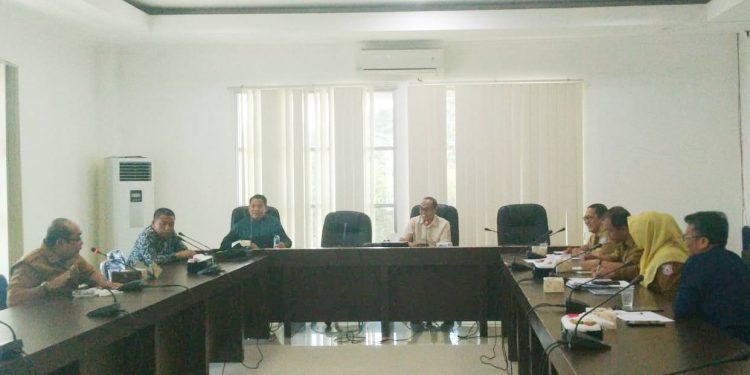 Rapat Bapemperda Deprov Gorontalo bersama Biro Hukum Pemprov Gorontalo, Senin (22/5/2023). (muhajir/gopos)