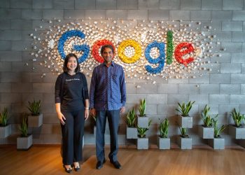 Country Lead Google for Education Indonesia, Olivia Basrin dan Vice President Google for Education, Shantanu Sinha pada acara press briefing Future of Education di kantor Google Indonesia, Senin (22/5/2023).