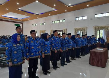 Dewan Pengurus Korpri Bone Bolango periode 2023-2028 saat menjalani proses pengukuhan oleh Ketua Dewan Pengurus Korpri Provinsi Gorontalo, Mohamad Nadjamudin yang turut didampingi oleh Wakil Bupati, Merlan S. Uloli di Aula BPMP Provinsi Gorontalo, Selasa (23/5/2023). (Foto Aisiyah/Magang Diskominfo)