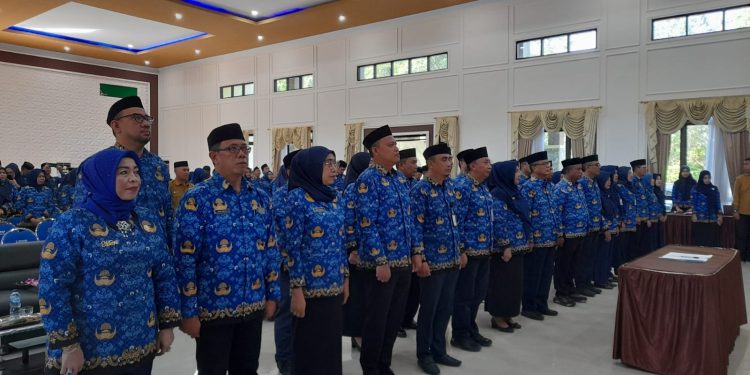 Dewan Pengurus Korpri Bone Bolango periode 2023-2028 saat menjalani proses pengukuhan oleh Ketua Dewan Pengurus Korpri Provinsi Gorontalo, Mohamad Nadjamudin yang turut didampingi oleh Wakil Bupati, Merlan S. Uloli di Aula BPMP Provinsi Gorontalo, Selasa (23/5/2023). (Foto Aisiyah/Magang Diskominfo)