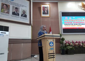 Wakil Bupati Bone Bolango, Merlan S. Uloli saat memberikan sambutan dan arahan pada kegiatan pengukuhan Dewan Pengurus Korpri Bone Bolango periode 2023-2028 di Aula BPMP Provinsi Gorontalo, Selasa (23/5/2023). (Foto Fauzi/Magang Diskominfo)