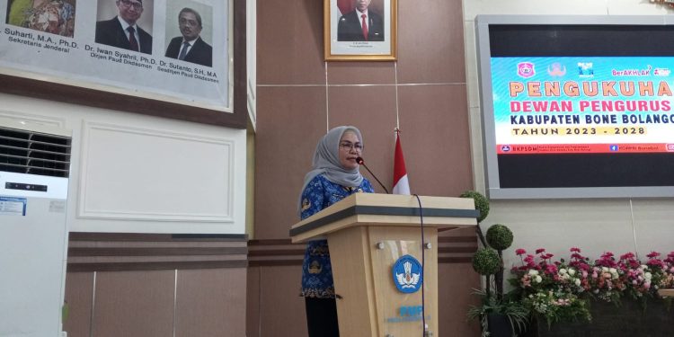 Wakil Bupati Bone Bolango, Merlan S. Uloli saat memberikan sambutan dan arahan pada kegiatan pengukuhan Dewan Pengurus Korpri Bone Bolango periode 2023-2028 di Aula BPMP Provinsi Gorontalo, Selasa (23/5/2023). (Foto Fauzi/Magang Diskominfo)