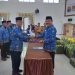 Ketua Dewan Pengurus Korpri Bone Bolango, Ishak Ntoma saat menerima surat keputusan dari Ketua Dewan Pengurus Korpri Provinsi Gorontalo, Mohamad Nadjamudin usai menjalani proses pengukuhan di Aula BPMP Provinsi Gorontalo, Selasa (23/5/2023). (Foto Indra/Gopos)