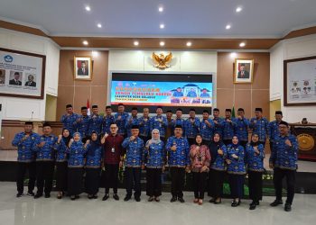 Ketua Dewan Pengurus Korpri Provinsi Gorontalo, Mohamad Nadjamudin didampingi Wakil Bupati, Merlan S. Uloli saat foto bersama dengan Dewan Pengurus Korpri Bone Bolango periode 2023-2028 yang baru saja dikukuhkan. (Foto Istimewa)