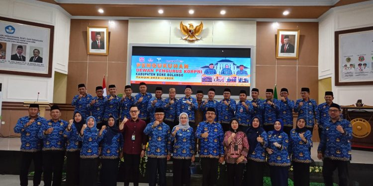 Ketua Dewan Pengurus Korpri Provinsi Gorontalo, Mohamad Nadjamudin didampingi Wakil Bupati, Merlan S. Uloli saat foto bersama dengan Dewan Pengurus Korpri Bone Bolango periode 2023-2028 yang baru saja dikukuhkan. (Foto Istimewa)