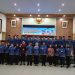 Ketua Dewan Pengurus Korpri Provinsi Gorontalo, Mohamad Nadjamudin didampingi Wakil Bupati, Merlan S. Uloli saat foto bersama dengan Dewan Pengurus Korpri Bone Bolango periode 2023-2028 yang baru saja dikukuhkan. (Foto Istimewa)