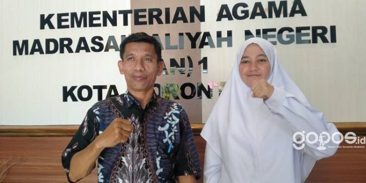 Akila Najwa Toyib didampingi Kepala Sekolah MAN 1 Kota Gorontalo, Waris Masuara (muhajir/gopos)