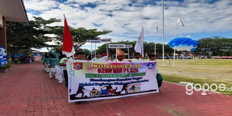 Salah satu kontestan O2SN dan FLS2N saat mengikuti parade pada pembukaan kegiatan yang dihadiri langsung oleh Bupati Hamim Pou di Alun-Alun Bone Bolango, Selasa (30/5/2023). (Foto Aisiyah/Magang Diskominfo)
