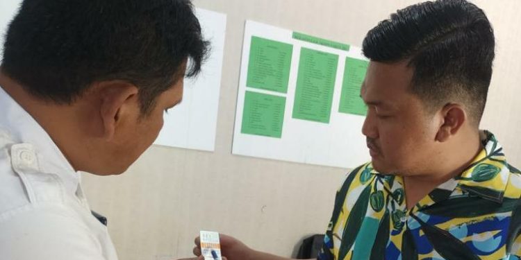 Iqram Bhari Akbar Baderan, Melihat Hasil Tes Urine di BNK Pohuwato, Rabu (10/05/2023) (F. Istimewa)