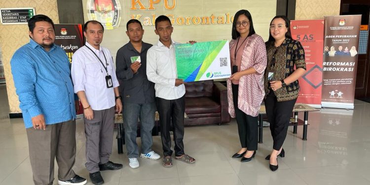 Kepala BPJS Ketenagakerjaan Cabang Gorontalo, Arif Budiman, yang diwakili Kepala Bidang Keuangan Natasha Angelica saat menyerahkan Ribuan kartu peserta BPJS Ketenagakerjaan yang terdiri dari 1.341 anggota Badan Ad Hoc KPU Kabupaten Gorontalo dan 826 anggota Badan Ad Hoc Kabupaten Gorontalo Utara