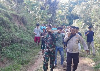 Aparat Babinsa, Bhabinkamtibmas dibantu warga sekitar saat mengevakuasi jasad NH (23) yang ditemukan tewas bunuh diri, Ahad (6/5/2023). (F. istimewa)