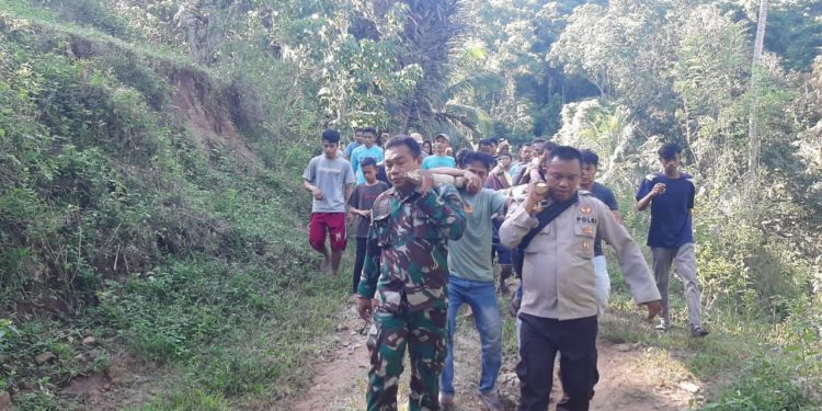 Aparat Babinsa, Bhabinkamtibmas dibantu warga sekitar saat mengevakuasi jasad NH (23) yang ditemukan tewas bunuh diri, Ahad (6/5/2023). (F. istimewa)